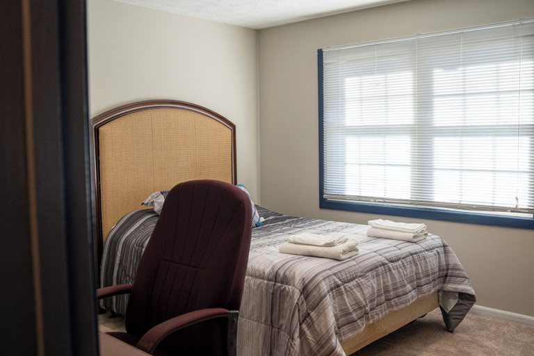 Room 2, Charming 3 Bedrooms with Spacious Living and Convenient Location to Shopping & Interstate, Gwinnett