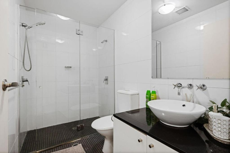 Bathroom 4, Spacious & Cozy Apt for 6 Next to Darling Harbour, Sydney