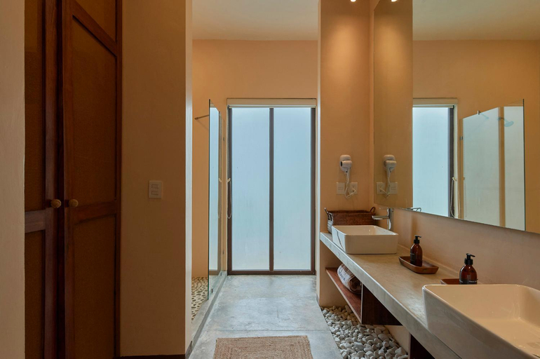 Bathroom 3, ZunZun, Dist. Pochutla