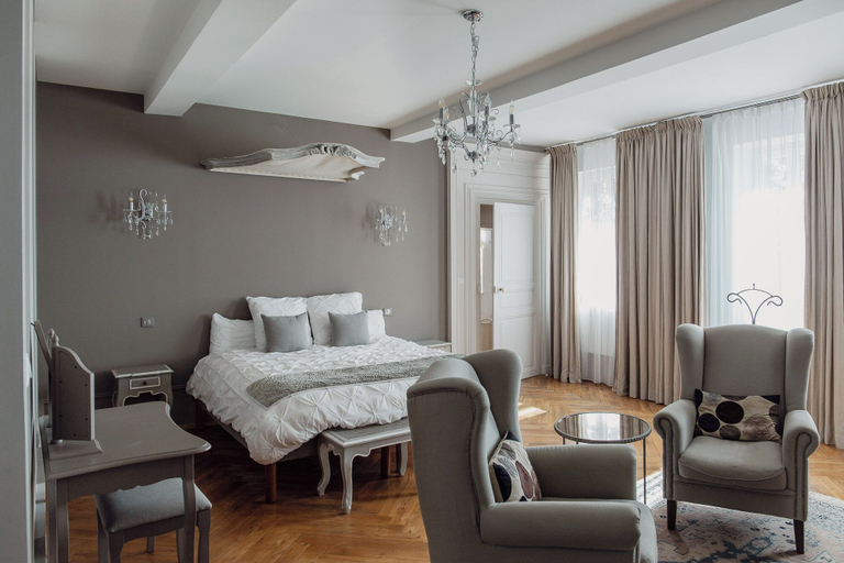 Room 5, DOMAINE DES GRANDS CÈDRES, Loire