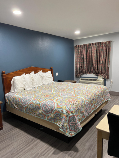Bedroom 1, Budget Inn, Lavaca