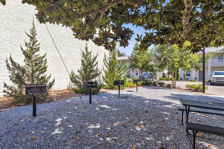 Outdoor dining, Porter Condos, Jackson
