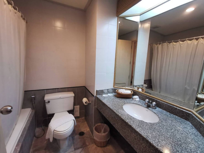Bathroom, Khanom Golden Beach Hotel, Khanom