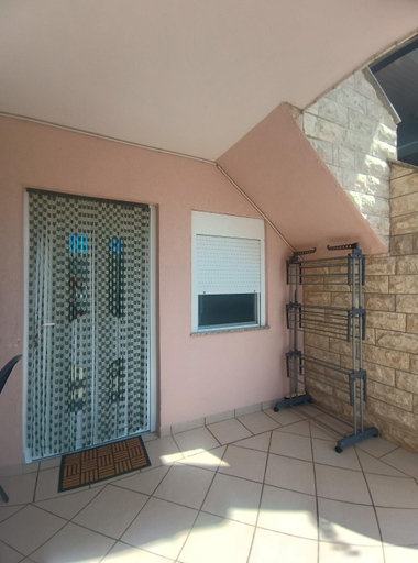 Others 5, Apartmani Ruza, Vir