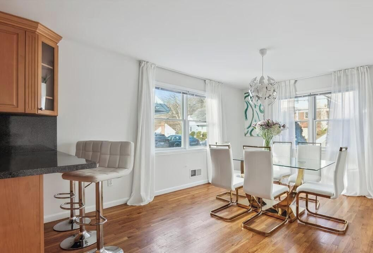 Dining 5, Luxury NYC Home Game Room Free Parking, Westchester