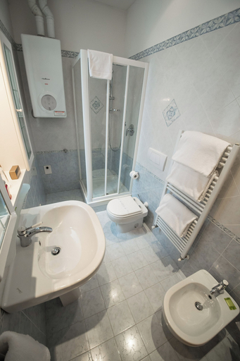 Bathroom 4, Residence Victoria, Trieste