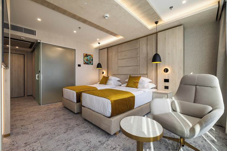 Room 4, East Plaza Hotel, Stolichna