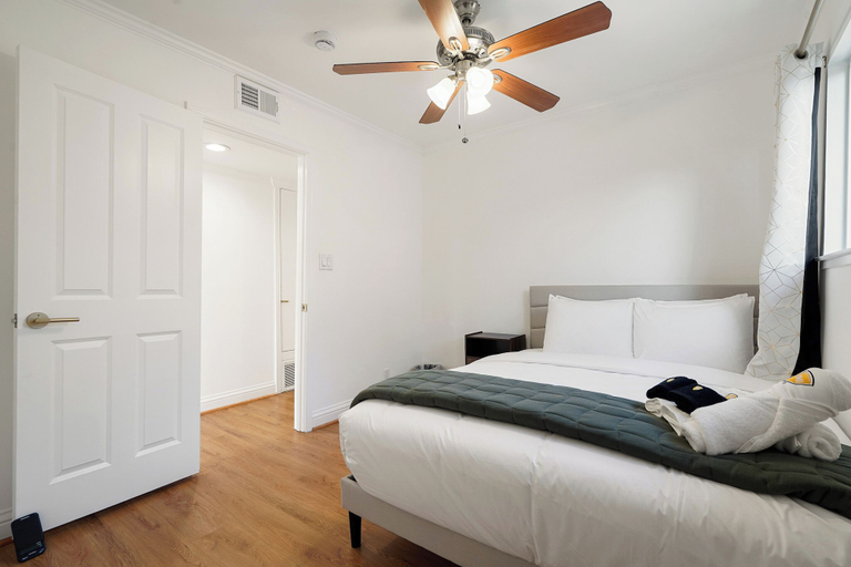 Room 3, LakeFront Lavender House, San Mateo