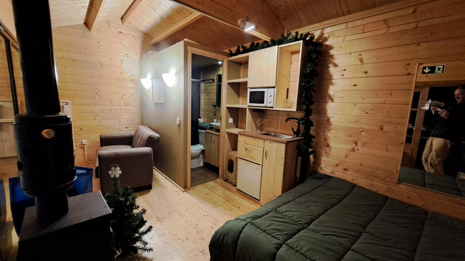 Bedroom 2, Wood Cabins by the River - for Nature Lovers, Peloponnese