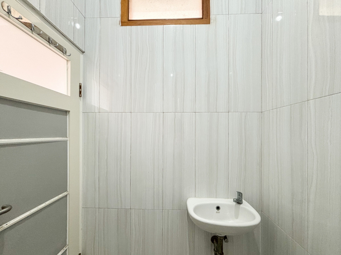 Bathroom 3, Sofia Residence Syariah Mitra RedDoorz, Malang