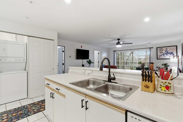 Private kitchen 4, Modern Fishing Lodge 8ppl, Taney