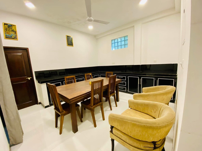 Family dining, New white villa àhàngàmà, Habaraduwa