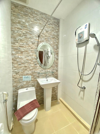 Bathroom 4, Capital O 727 Be One Resort, Muang Chiang Rai