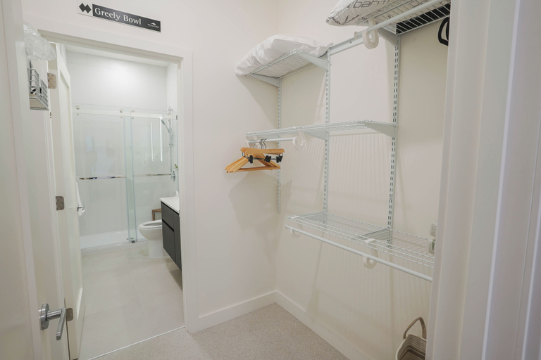 Room 5, Mackenzie Mountain Hop, Columbia-Shuswap