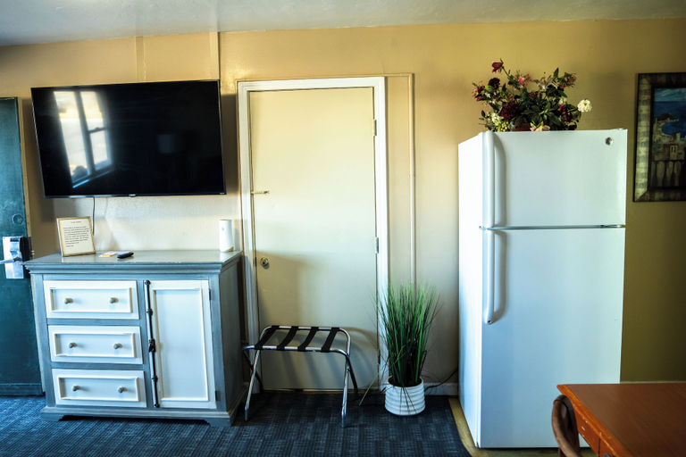 Interior 2, Yellowstone Motel, Bonneville
