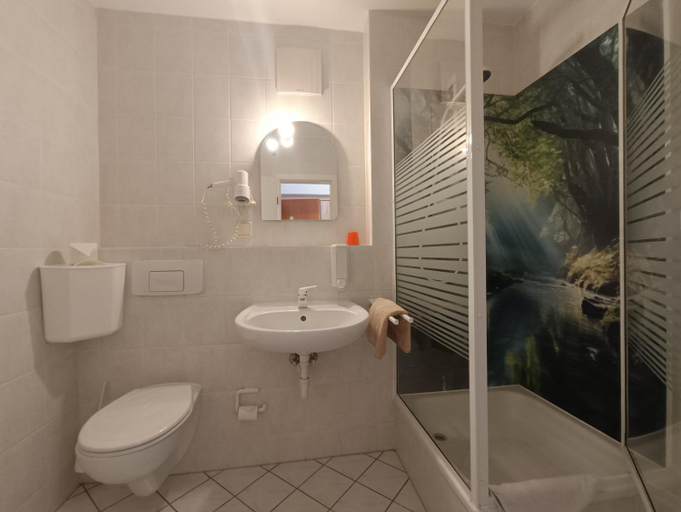 Bathroom 5, Gasthaus & Hotel Grunhof, Frankfurt (Oder)