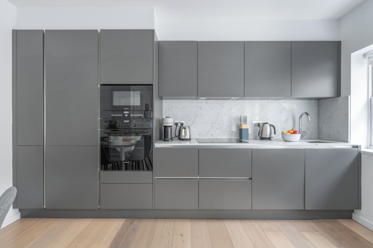 Private kitchen, Chic 1BR Close to Tower & Thames, London