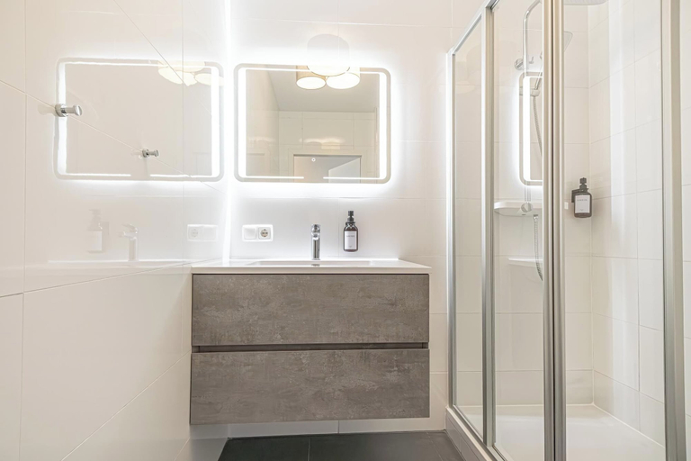 Bathroom 4, 1BR 1LR 9 Min Center King Bed Metro, Wien