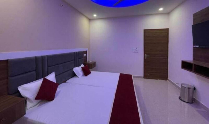 Room 4, Fabhotel Karshani Kripa Dham, Mathura