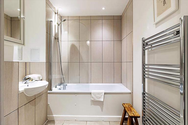 Bathroom 4, Spacious and Trendy Shoreditch Flat, London