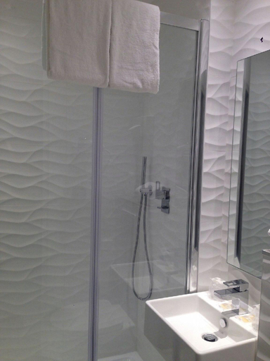 Bathroom 4, Prince Albert Wagram Hotel, Paris