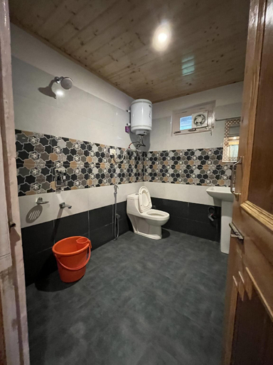 Bathroom 3, Hotel Neelgiri - Manali Diaries, Kullu