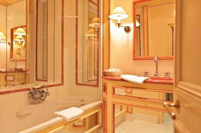 Bathroom 5, Hotel Le Manoir de Bellerive, Dordogne