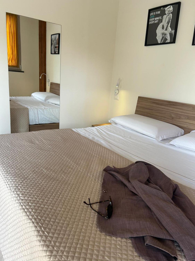 Bedroom 2, Amy Dreams, Napoli