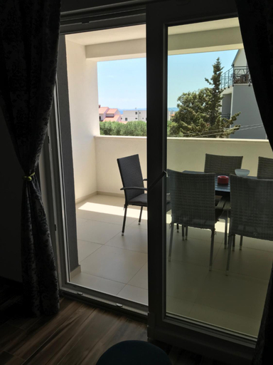 Others 4, Villa SEVEN, Vir