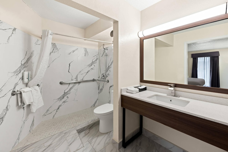 Bathroom 5, Quality Inn Mason Near Kings Island, Warren