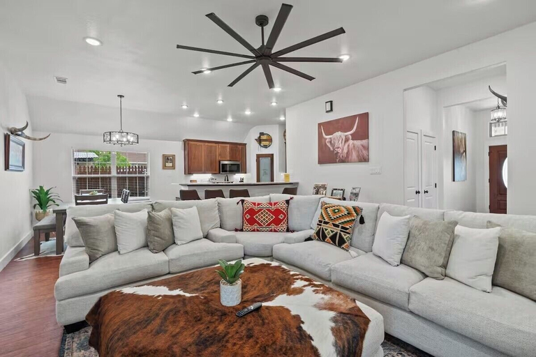 Living area 4, 7 min to Stockyards- Cozy & Stylish Home, Fort Worth