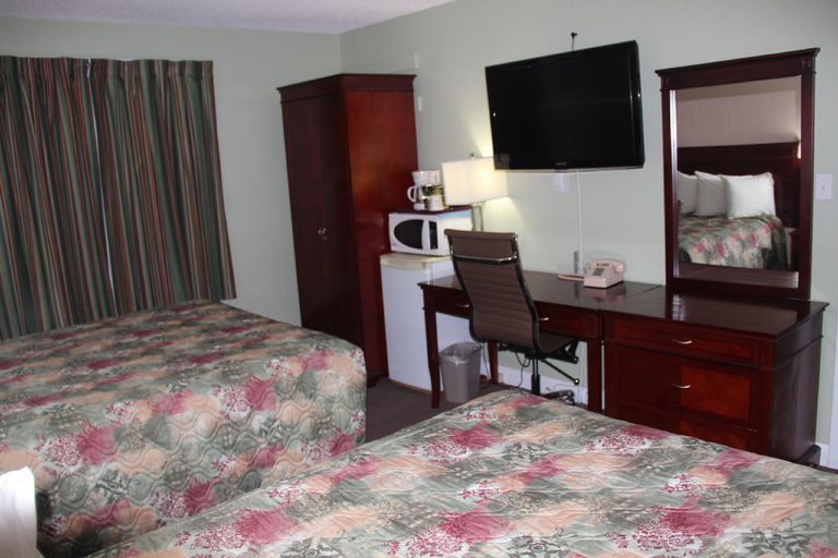 Bedroom 2, Perth Plaza Inn & Suites, Lanark
