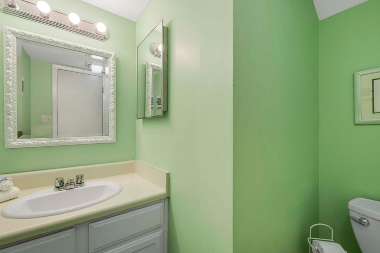 Bathroom 3, Sugar Beach 328, Baldwin