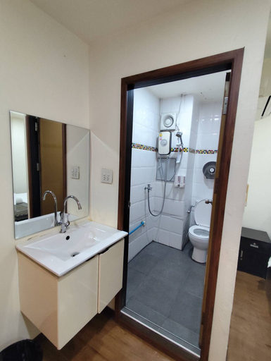 Bathroom 4, Longzhu Guesthouse, Khlong San