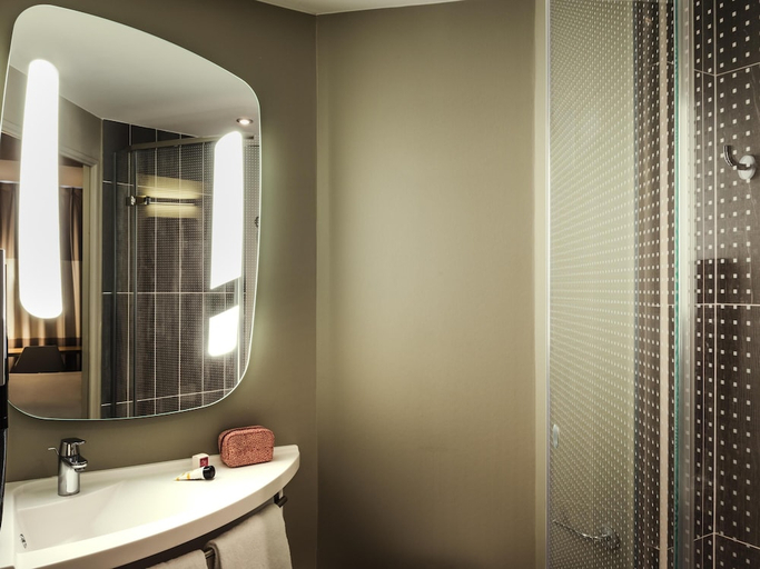 Bathroom 4, ibis Saint Quentin En Yvelines Velodrome, Yvelines
