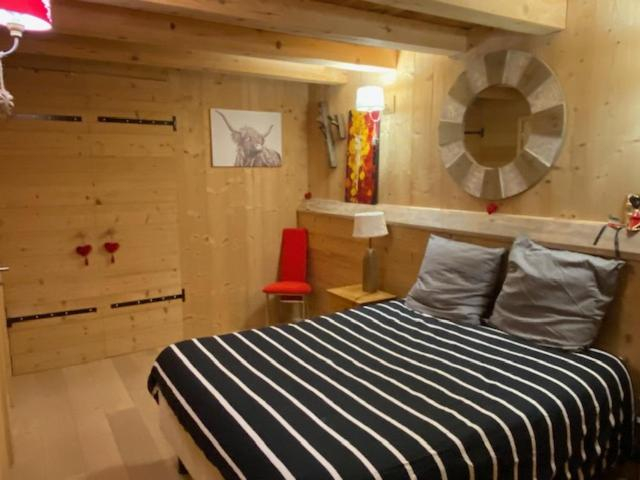 Bedroom 2, Chalet 1830 au pied du MONT CHARVIN, Haute-Savoie