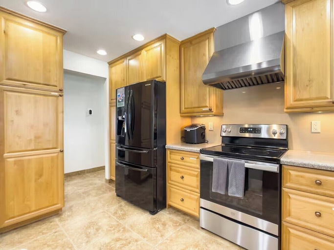 Private kitchen 4, Chandler oasis with pool & hot tub, Maricopa