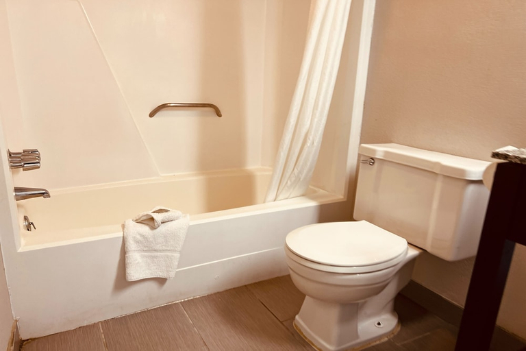 Bathroom, Cambridge Inn, Oklahoma