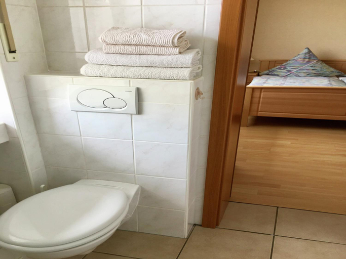 Bathroom 2, Unterkunft mit zwei Baeder in Lirstal, Vulkaneifel