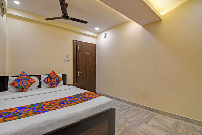 Room 5, Via Kings Palace, Kolkata