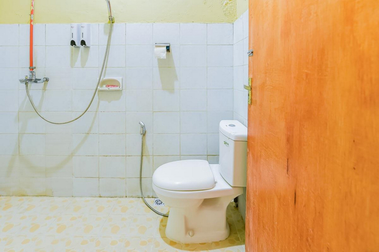 Bathroom 4, RedDoorz near Mangrove Forest Kupang, Kupang