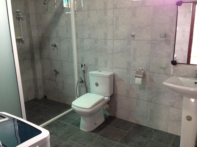 Bathroom 2, Lake Life Villa, Hikkaduwa