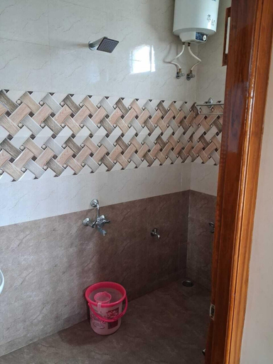 Bathroom 5, Aristo Clouds King Suite, Dindigul