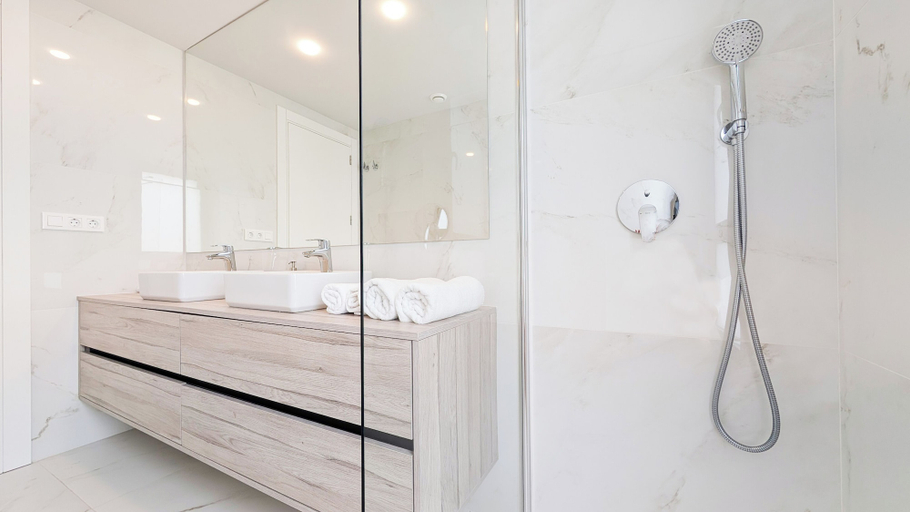 Bathroom 3, Benidorm Beach Apartments, Alicante