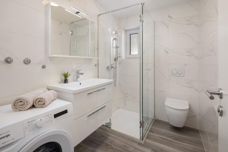 Bathroom 3, Juranovic Apartments, Makarska