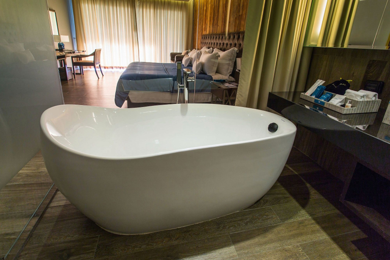 Bathroom 5, Le Coral Beach Resort and Cafe, Takua Thung
