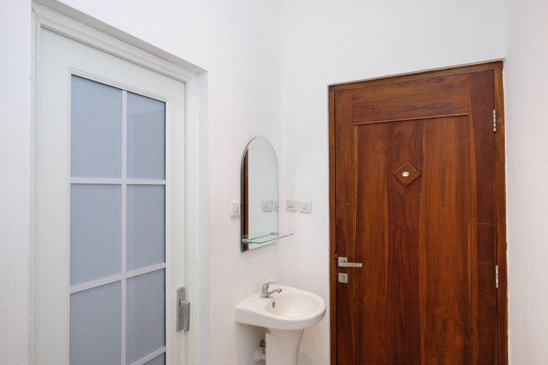 Bathroom 3, Urbanview Hotel Dommy Yogyakarta by RedDoorz, Bantul