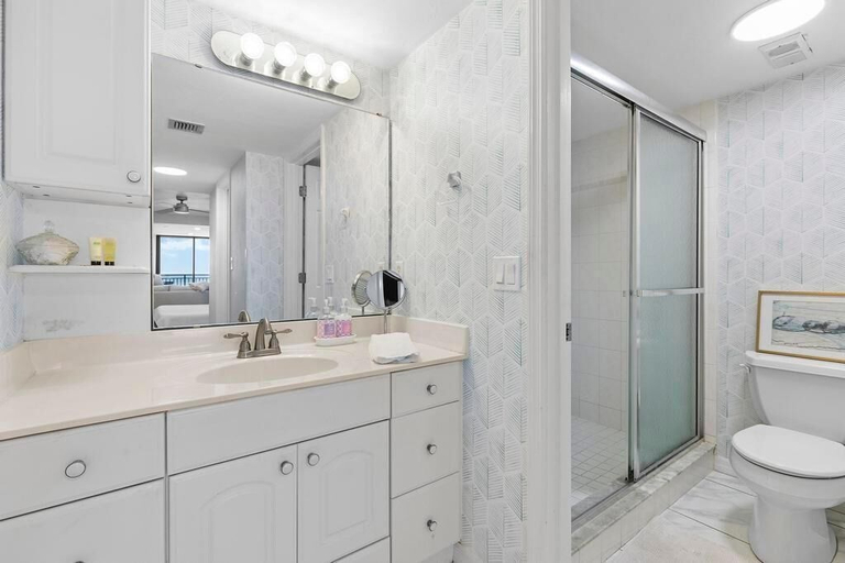 Bathroom 5, Moontide B707, Volusia