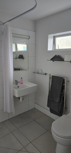 Bathroom 2, Carters by the Sea, Buller