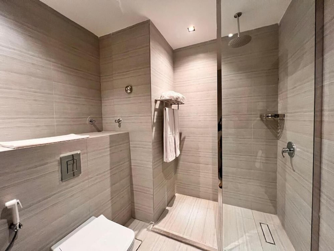 Bathroom 3, Enala Umluj, Umluj